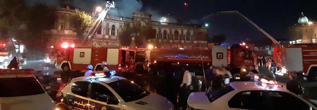 تصاویر و ویدئوهای خبرنگاران از آتش سوزی گسترده میدان تاریخی حسن آباد ، جزئیات پیشروی حریق در بافت تاریخی ؛ آخرین تصویر از بنای قدیمی ، حریق مهار شد