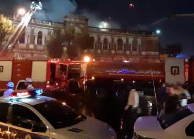 تصاویر و ویدئوهای خبرنگاران از آتش سوزی گسترده میدان تاریخی حسن آباد ، جزئیات پیشروی حریق در بافت تاریخی ؛ آخرین تصویر از بنای قدیمی ، حریق مهار شد